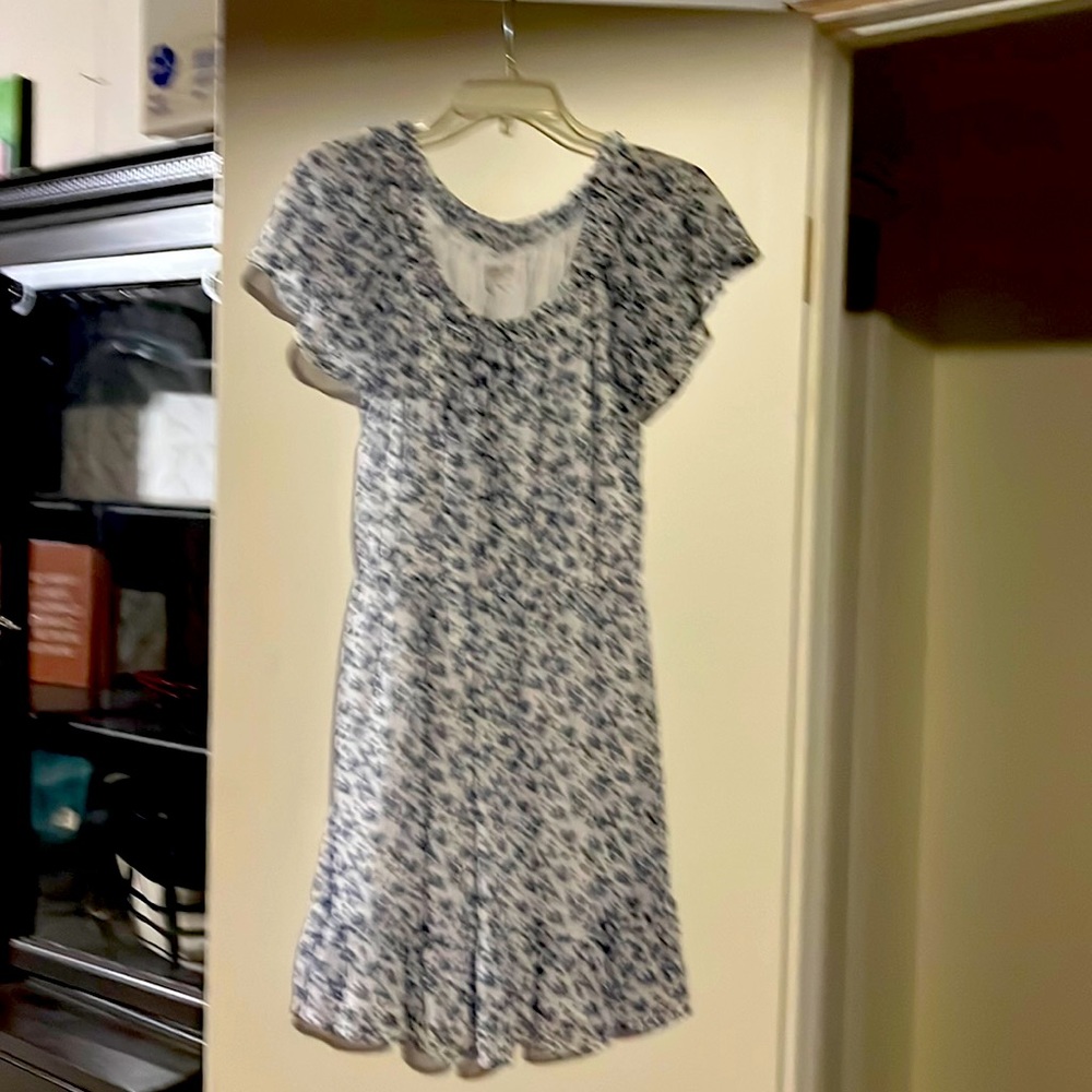 Flowy dress ultra feminine with blue and white floral print
